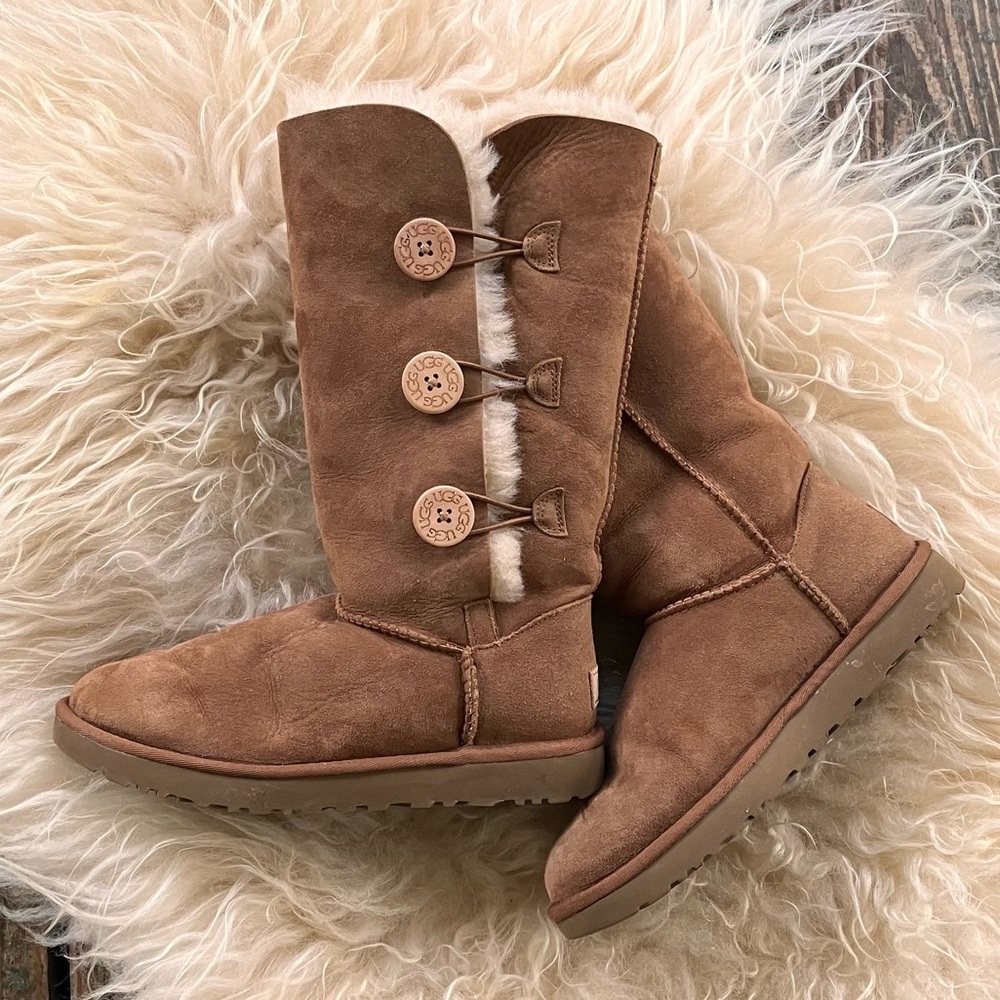 UGG Bailey Button Triplet Boot in Chestnut Sz 8.